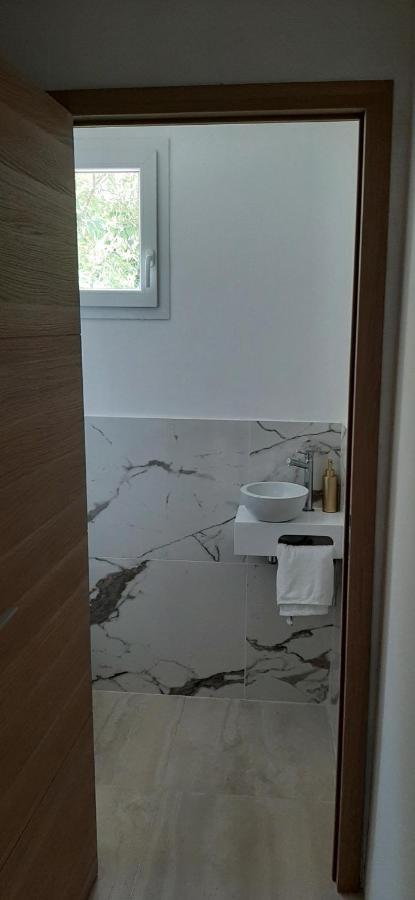 Magnifique Appartement 2 Chambres Avec 50 M2 De Jardin Privatif La Crau Esterno foto