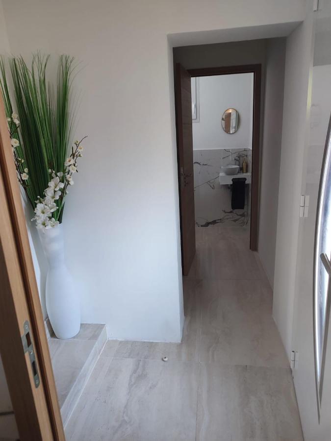 Magnifique Appartement 2 Chambres Avec 50 M2 De Jardin Privatif La Crau Esterno foto