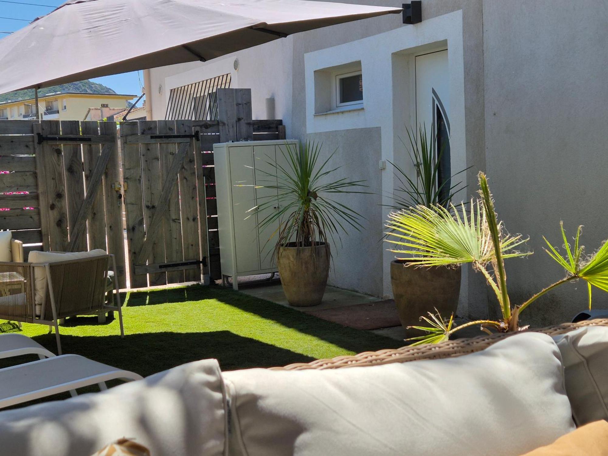 Magnifique Appartement 2 Chambres Avec 50 M2 De Jardin Privatif La Crau Esterno foto